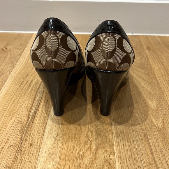 Coach Jacquard shoes. Beige 4” heel. - Picture 6 of 6